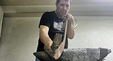 15 yıldır kişiye özel ve dönemin estetiğine uygun kılıç üretiyor