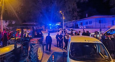 2 arkadaşını köy meydanında tüfekle öldürdü