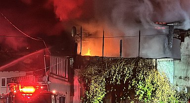 2 katlı binanın çatı katı yandı
