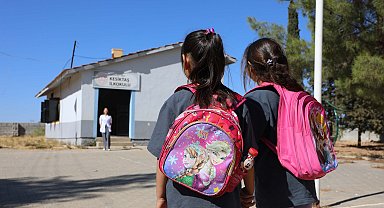 2 öğrencinin eğitim gördüğü okulda hem öğretmenlik hem arkadaşlık yapıyor