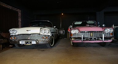 30 yıl yaşadığı Amerika'dan getirdiği klasik otomobillere özenle bakıyor; garaj, müzeyi andırıyor