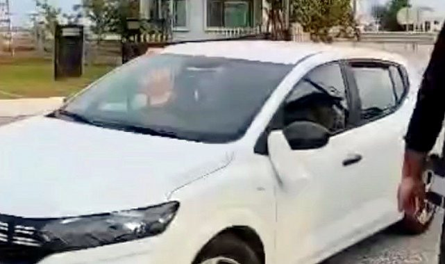 'Düğün konvoyu aracı' görünümlü otomobilde, 1 hükümlü ile 5 kaçak göçmen yakalandı