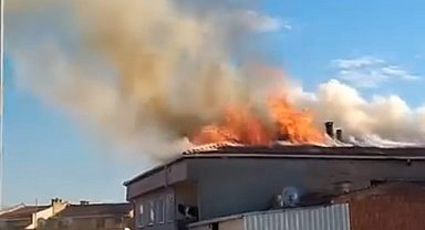 5 katlı apartmanın çatısında çıkan yangın söndürüldü