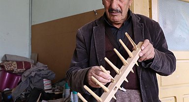 79 yaşında, atık tahta parçalarından yaptığı ürünlerle geçimini sağlıyor