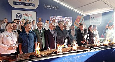 9'uncu Uluslararası Adana Lezzet Festivali, yakılan dev mangal ateşiyle başladı
