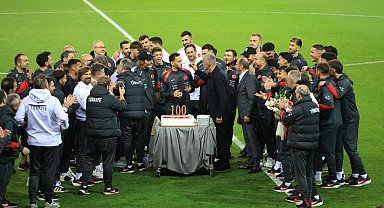 A Milli Takım'da 'dalya' diyen Çalhanoğlu'na 100'üncü maç pastası