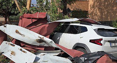 Adana'da fırtına nedeniyle 2 okulun çatısı uçtu, park halindeki araçlar hasar gördü