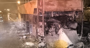 Adana'da seyir halindeki yolcu otobüsü yandı