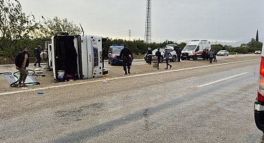 Adana'da tarım işçilerini taşıyan midibüs devrildi: 1'i çocuk, 11 yaralı