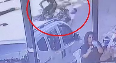Adana'da yarışan 2 motosikletlinin kazası kamerada