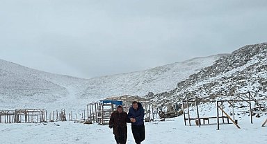 Adana'nın yüksek kesimlerine kar yağdı; yaylada mahsur kalan kadını komşuları kurtardı