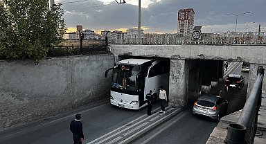 Ağrı 1970 Spor'un takım otobüsü, Kayseri'de altgeçide sıkıştı