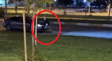 Alkollü kadın, trafikteki araçların önünü kesip, sürücülere tekme attı