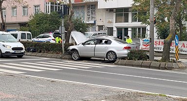 Alkollü sürücü, yaya geçidinin olduğu noktada otomobiliyle refüje çarptı