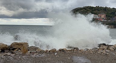 Amasra'da kuvvetli rüzgar; dalga boyu 4 metreye ulaştı