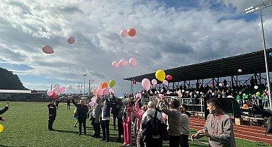Amatör küme maçı öncesi kanseri yenen Nilda için stadyumda balon uçuruldu