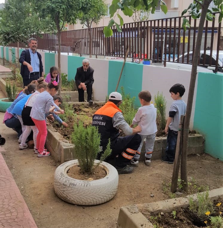 Ana Sınıfı Ve Özel Eğitim Öğrencilerinden “çiçek Dikimi” Etkinliği
