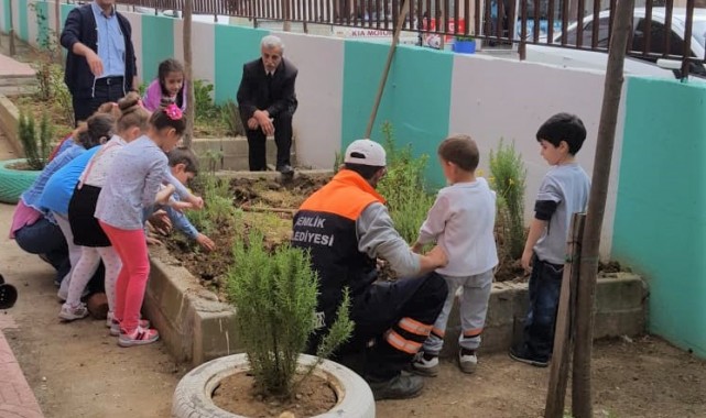 Ana Sınıfı Ve Özel Eğitim Öğrencilerinden “çiçek Dikimi” Etkinliği