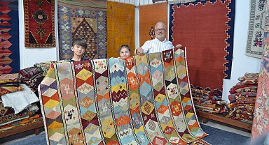 Anadolu'nun kilimlerini yeniden dokutturup Avrupa'ya gönderiyor