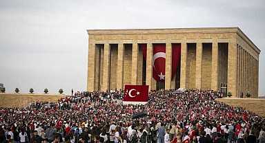 Anıtkabir’de ziyaretçi yoğunluğu