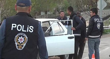 Ankara'da 'dur' ihtarına uymayan otomobilde esrar ele geçirildi; 3 kişi tutuklandı