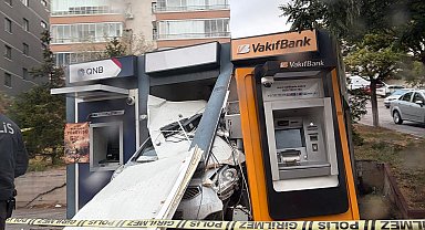 Ankara'da otomobil ATM'ye girdi; sürücü yaralandı