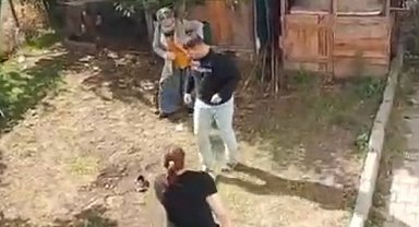 Annesini ve kız kardeşini darbetti; o anlar kamerada