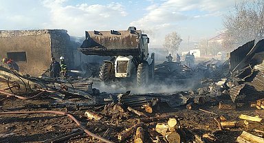 Ardahan'da çıkan ağır yangınında 23 hayvan öldü