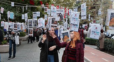 Asırlık çınarlara asılan 5 bin kitap dakikalar içinde toplandı