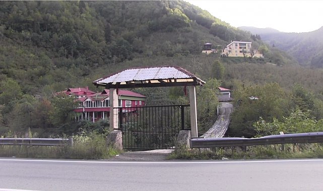 Asma köprüye demir kapı yaptırıp, kilit de taktı