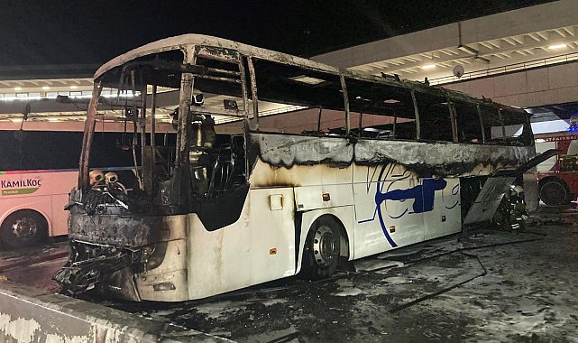 AŞTİ'de park halindeki yolcu otobüsü yandı