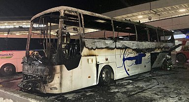 AŞTİ'de park halindeki yolcu otobüsü yandı