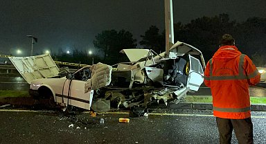 Aydınlatma direğine çarpan otomobil ikiye ayrıldı; sürücü yaralandı