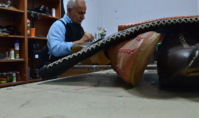 Babasının Kore Savaşı'nda askerlerden öğrendiği ayakkabıcılık mesleğini sürdürüyor
