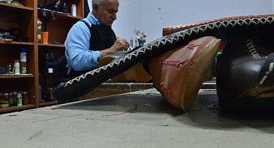 Babasının Kore Savaşı'nda askerlerden öğrendiği ayakkabıcılık mesleğini sürdürüyor