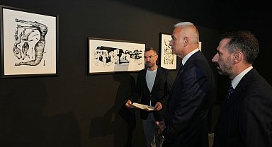 Bakan Ersoy, 'Hala Yaşıyorum' sergisini gezdi