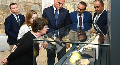 Bakan Ersoy, Türkiye'ye iade edilen 7 tarihi eseri tanıttı