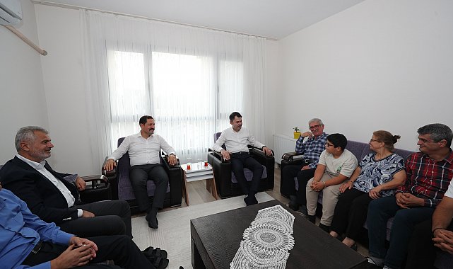 Bakan Kurum'dan, Hatay'da depremzede aileye ziyaret