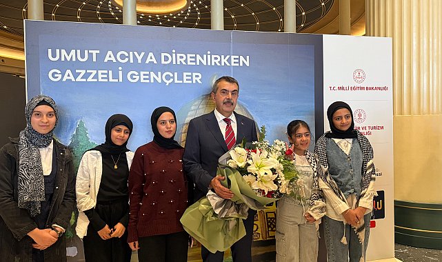 Bakan Tekin, Filistinli öğrencilerin resim sergisini gezdi