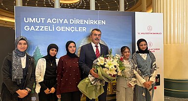 Bakan Tekin, Filistinli öğrencilerin resim sergisini gezdi