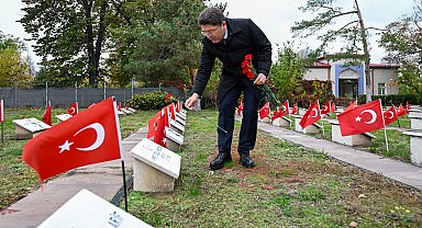 Bakan Tunç, Bükreş Türk Şehitliği'ni ziyaret etti