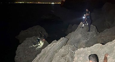 Balık tutmak için çıktıkları kayalıkta mahsur kaldılar