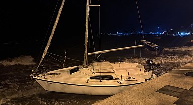 Balıkesir'de lodos, tekne ve yelkenlileri karaya sürükledi