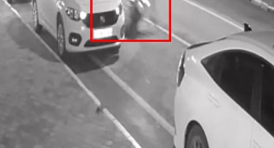 Balıkesir'de motosikletin yayaya çarptığı kaza kamerada: 2 yaralı