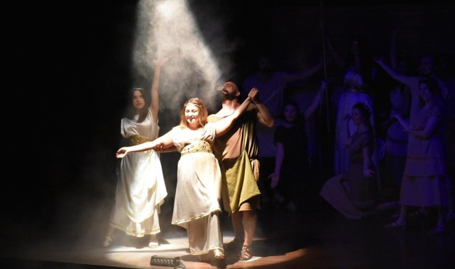 “Barış Oyunu” ayakta alkışlandı.