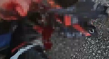 Bariyere çarpan motosikletin sürücüsü ağır yaralandı; kaza kask kamerasında