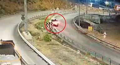 Bariyerlere çarpan kamyonetin sürücüsü öldü; kaza kamerada