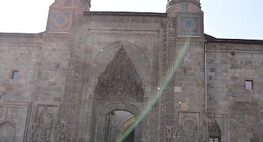 Belçikalı gezginler klasik otomobilleriyle Erzurum'da