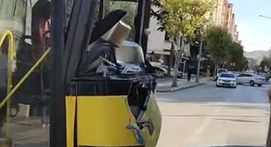 Belediye otobüsü, kamyona yandan çarptı; 22 öğrenci yaralandı