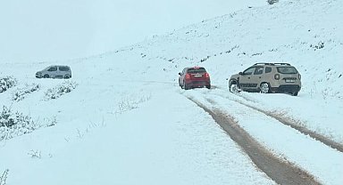Bingöl'ün yüksek kesimlerine kar yağdı